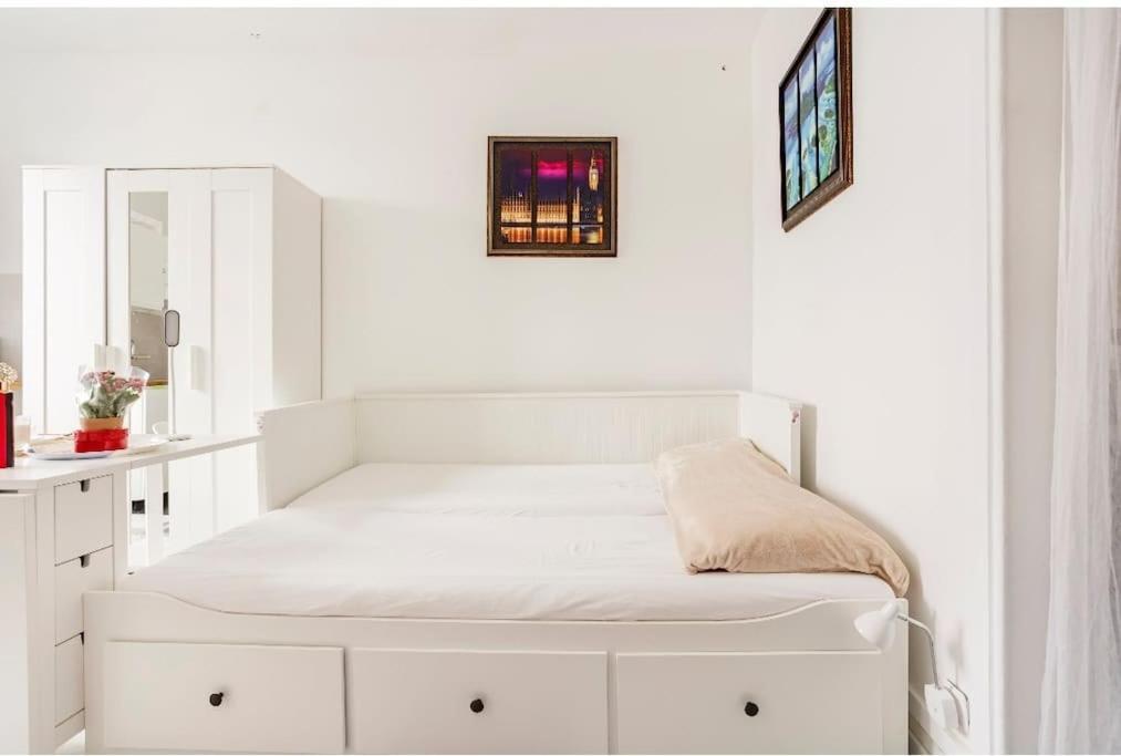 Paris Tourist Apartment, France Stains Esterno foto